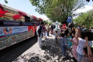 حرکت اتوبوس سیار «همیاران آب» در شهر همدان